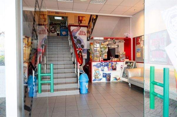Aufgang zu den Kinosälen mit Kiosk im Foyer