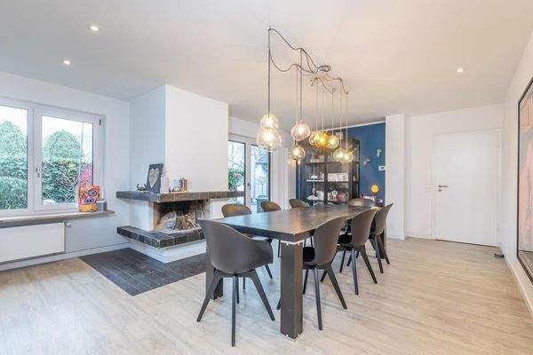 Lichterfüllter Essbereich