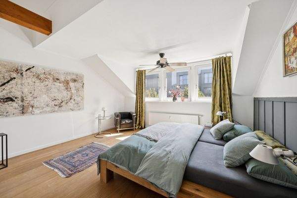 Schlafzimmer mit stilvollem Bad en Suite für höchsten Wohnkomfort