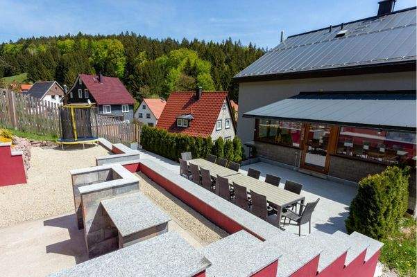 Terrasse mit Haus und Blick in die Umgebung