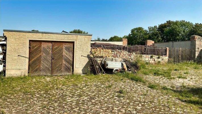 Garage auf dem Grundstück