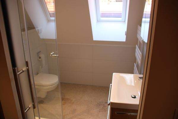 Bad mit Dachfenster.JPG