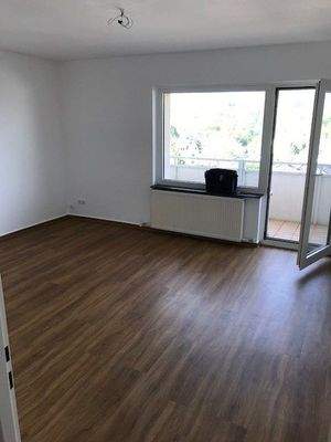 BEISPIELBILD: Wohnzimmer mit Vinylboden in Holzoptik