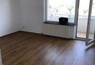 BEISPIELBILD: Wohnzimmer mit Vinylboden in Holzoptik