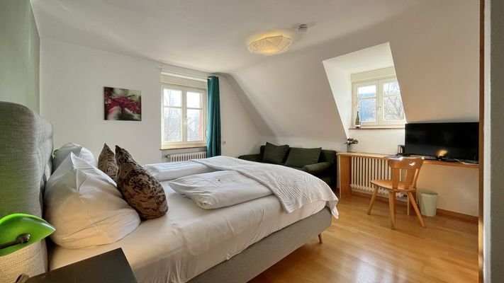 Doppelzimmer im Obergeschoss mit gemütlichen Dachschrägen