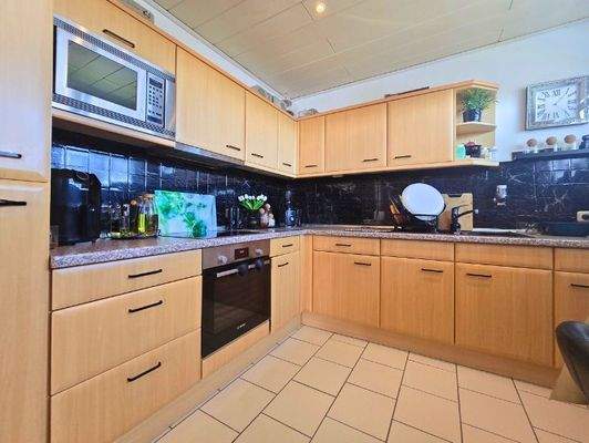 Küche mit Einbauten und Platz für Ideen