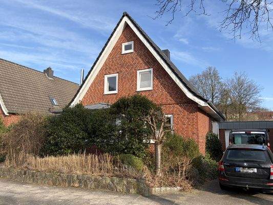 Hausansicht mit Parkplätzen