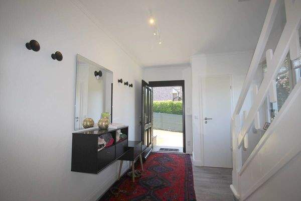 Blick auf Eingangstür u. Gäste-WC