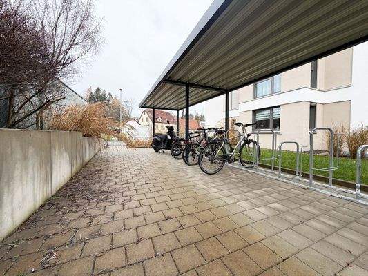 Der überdachte Fahrradplatz schafft kurze Wege und schützt Räder zuverlässig vor Regen