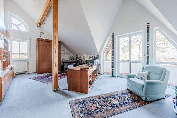 Versatile space for guests or home office