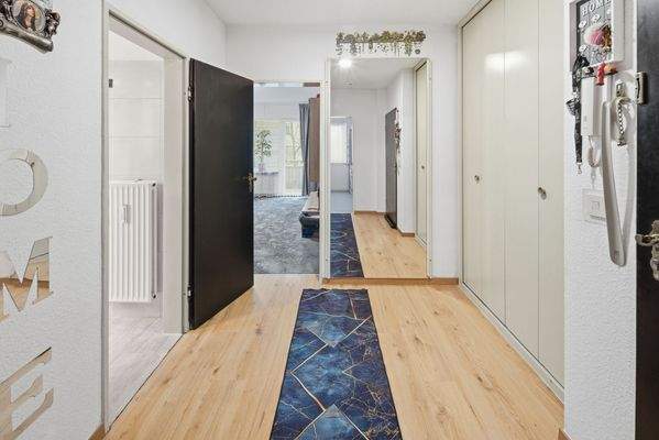 Flur mit Durchgang zum Wohnzimmer