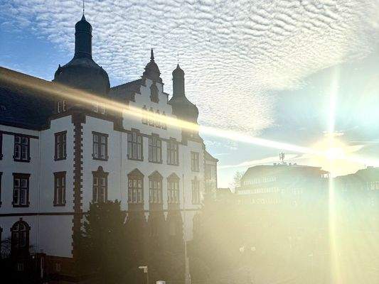 Auusicht auf den Theodor-Heuss-Platz und das Rathaus