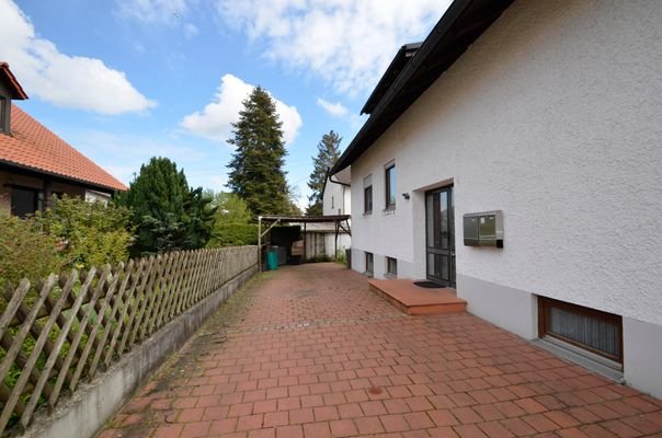 Hauseingang und Carport