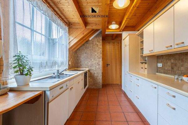 Küche mit Blick auf Vorratsraum DG 1