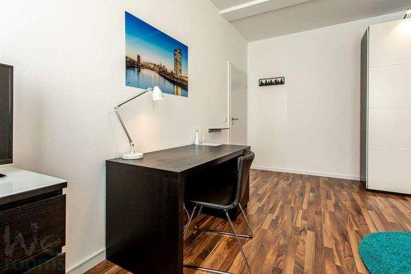 Blick auf Schreibtisch