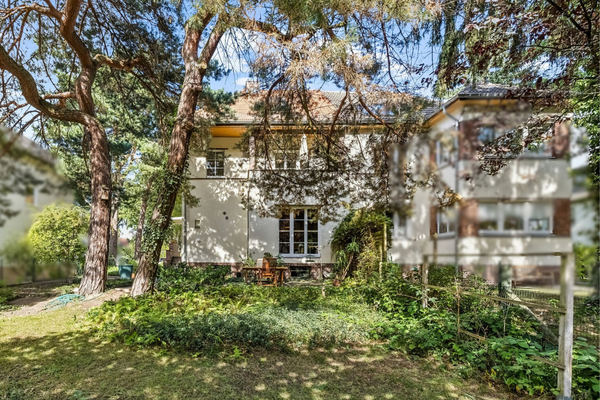 Außenansicht mit großzügigem Garten und grüner Umgebung