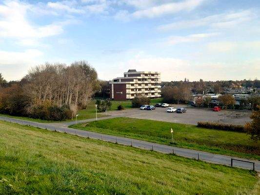 Blick vom Deich auf das Haus