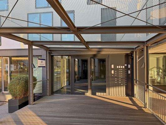 Überdachter Eingangsbereich mit moderner Ästhetik