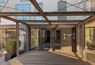 Überdachter Eingangsbereich mit moderner Ästhetik