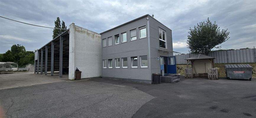 Bürogeb mit angrenzender offen überdachten Lagerm.