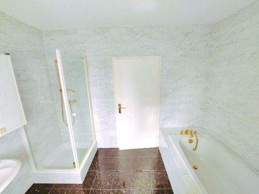 Helles Bad - Dusche & Wanne