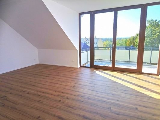 Wohnzimmer mit Zugang zum Süd-West-Balkon