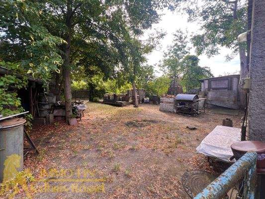 Hof hinter dem Nebengebäude (O)