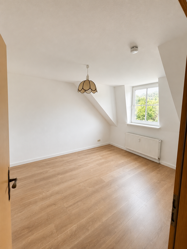 Renovierte 2-Zimmer-Dachgeschosswohnung mit Einbauküche in ruhiger Lage von Schmölln - Photo 1