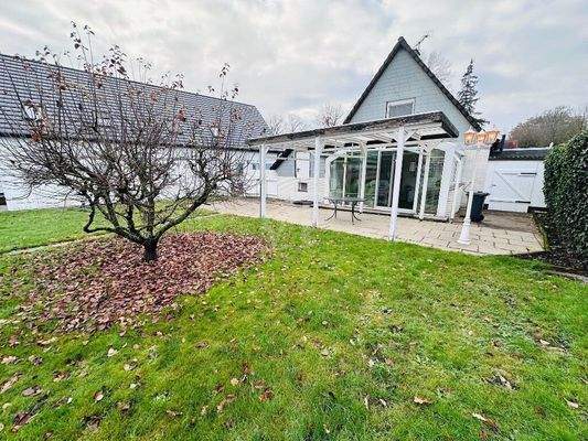 Gartenblick Rückseite Haus mit Wintergarten