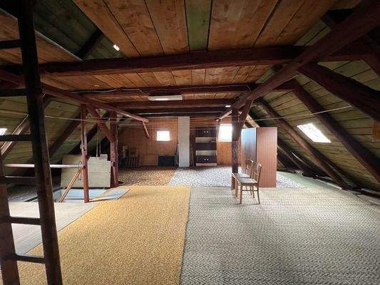 großzügiger Dachboden