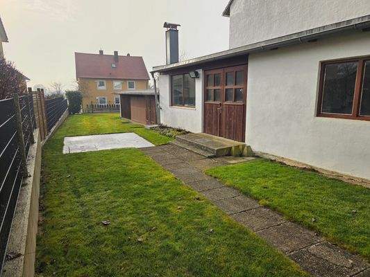 Nebengebäude und Garten