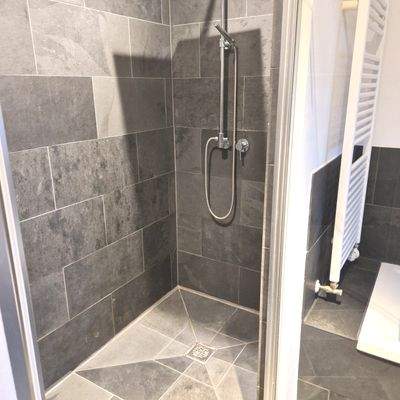 Große Dusche barrierefrei im Bad.jpg