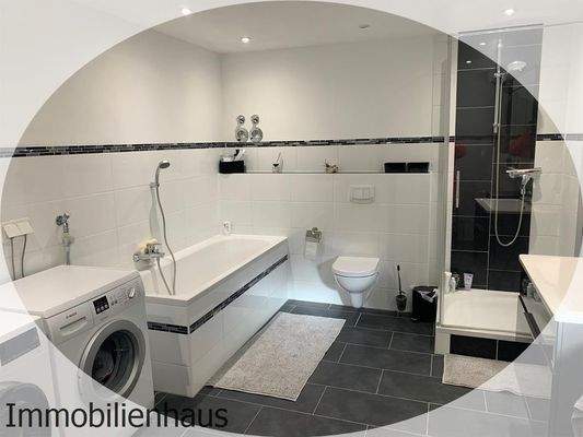 UG Bad mit Wanne &amp; Dusche.JPG