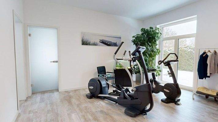 Sportbereich mit Zugang zum Pool