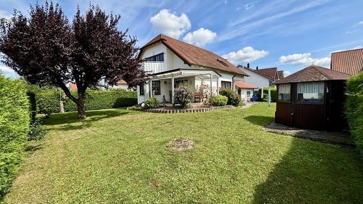 Garten mit Blick auf das Haus 