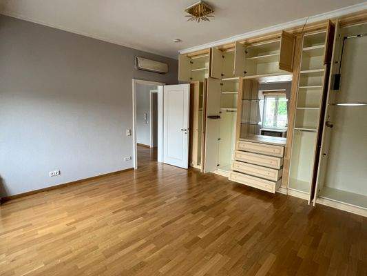 Schlafzimmer mit Einbauten.jpg
