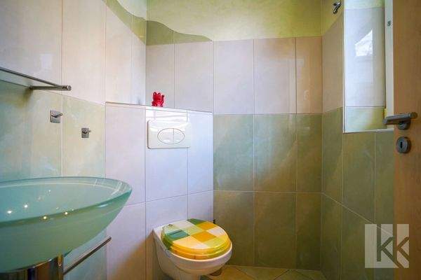 Praktisch im Eingangsbereich: Ein Gäste-WC