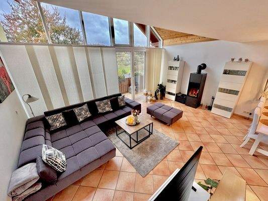 Blick von der Treppe zur Galerie in den Wohnbereich