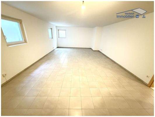 Großzügiger Hobby- oder Freizeitraum im KG