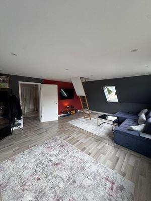 Schlafzimmer mit Dachbodenzugang