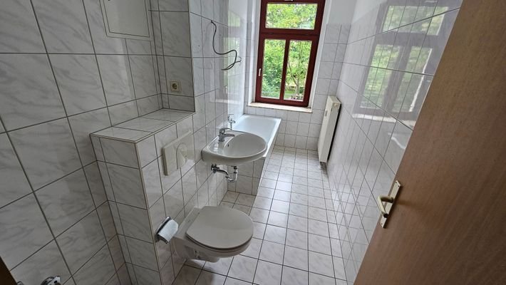 Bad mit Wanne und Fenster Bild 1.jpg