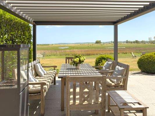 Überdachte Terrasse mit Meerblick