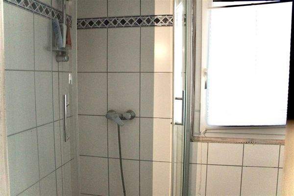 Duschbad mit Fenster 1. OG