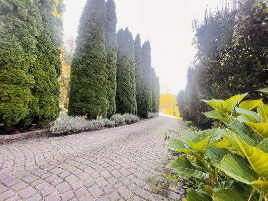 Zugang zum GST - gepfasterter Weg