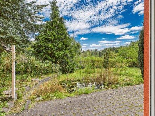 Blick vom Wohnzimmer in den Garten
