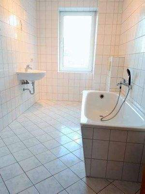 Wannenbad mit Fenster und Waschmaschinenanschluss