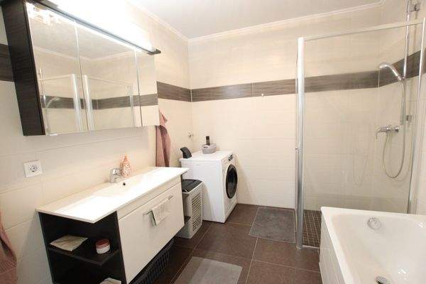 Traumhafte, neuwertige 3 Zi Gartenwohnung mit 400m² Eigengarten in Waidmannsdorf mit Tiefgarage