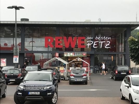 REWE Supermarkt gegenüber