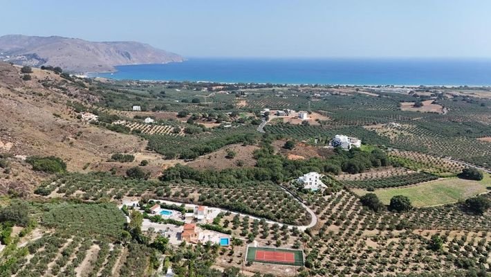 Kreta, Kournas: Spektakuläre Villa mit Tennisplatz nahe des Kournas-Sees zu verkaufen