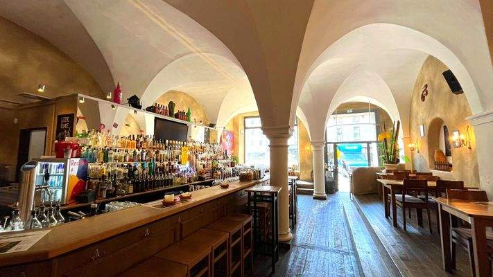 Gastraum mit Thekenbereich